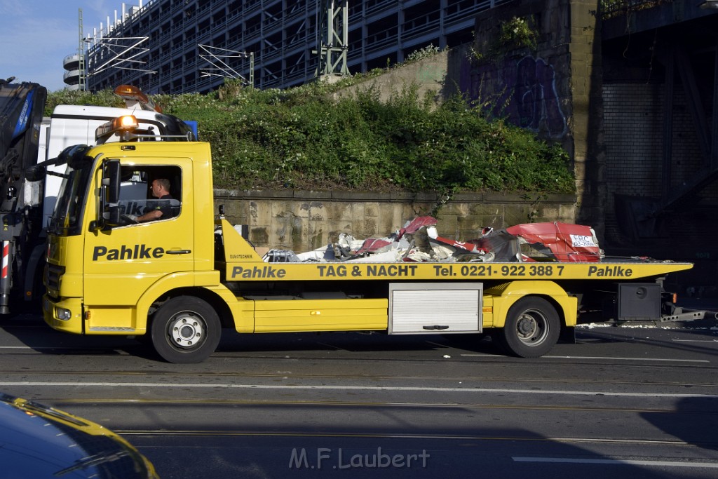 LKW blieb unter Bruecke haengen Koeln Deutz Opladenerstr Deutz Muelheimerstr P168.JPG - Miklos Laubert